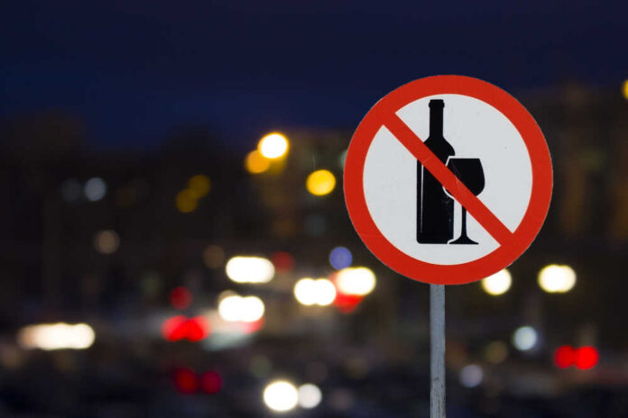 shutterstock_1362853454.jpg featured image No alcohol sign with blurred city lights