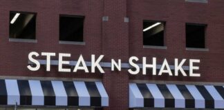 Exterior view of a Steak 'n Shake restaurant with illuminated signage