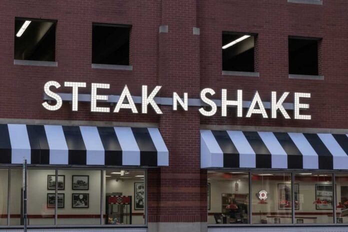 Exterior view of a Steak 'n Shake restaurant with illuminated signage