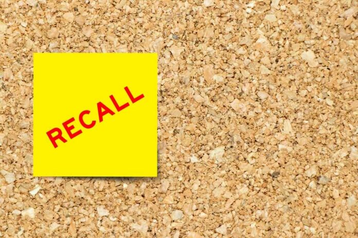 Yellow,Note,Paper,With,Word,Recall,On,Cork,Board,Background Yellow sticky note with the word 'RECALL' on a corkboard