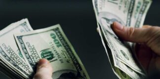Welder’s $10K Flip Stuns Wall Street Hands holding and counting stacks of cash