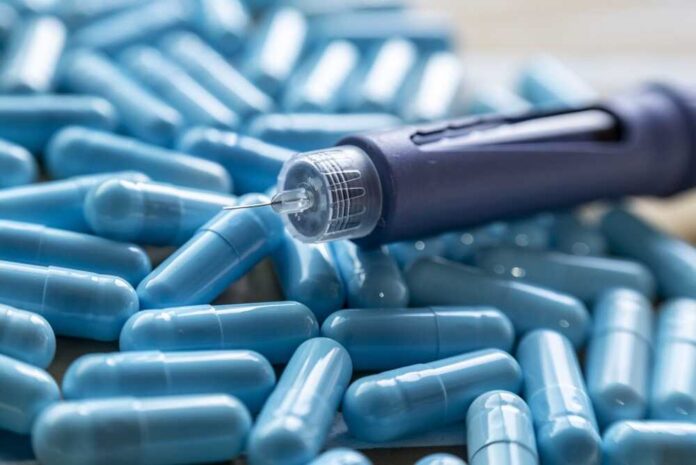 Close-up,Shot,Of,A,Modern,Medical,Injection,Pen,With,A Insulin pen on blue capsules