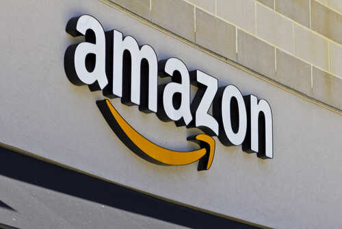 Cincinnati,-,Circa,June,2016:,Amazon,Store,Near,The,University Amazon logo displayed on a storefront