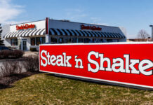 Steak 'n Shake restaurant with large red roadside sign