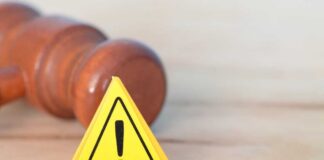 Fast-Food Giant Giant Hits Court – Crucial Details Yellow warning triangle with exclamation mark beside a wooden gavel